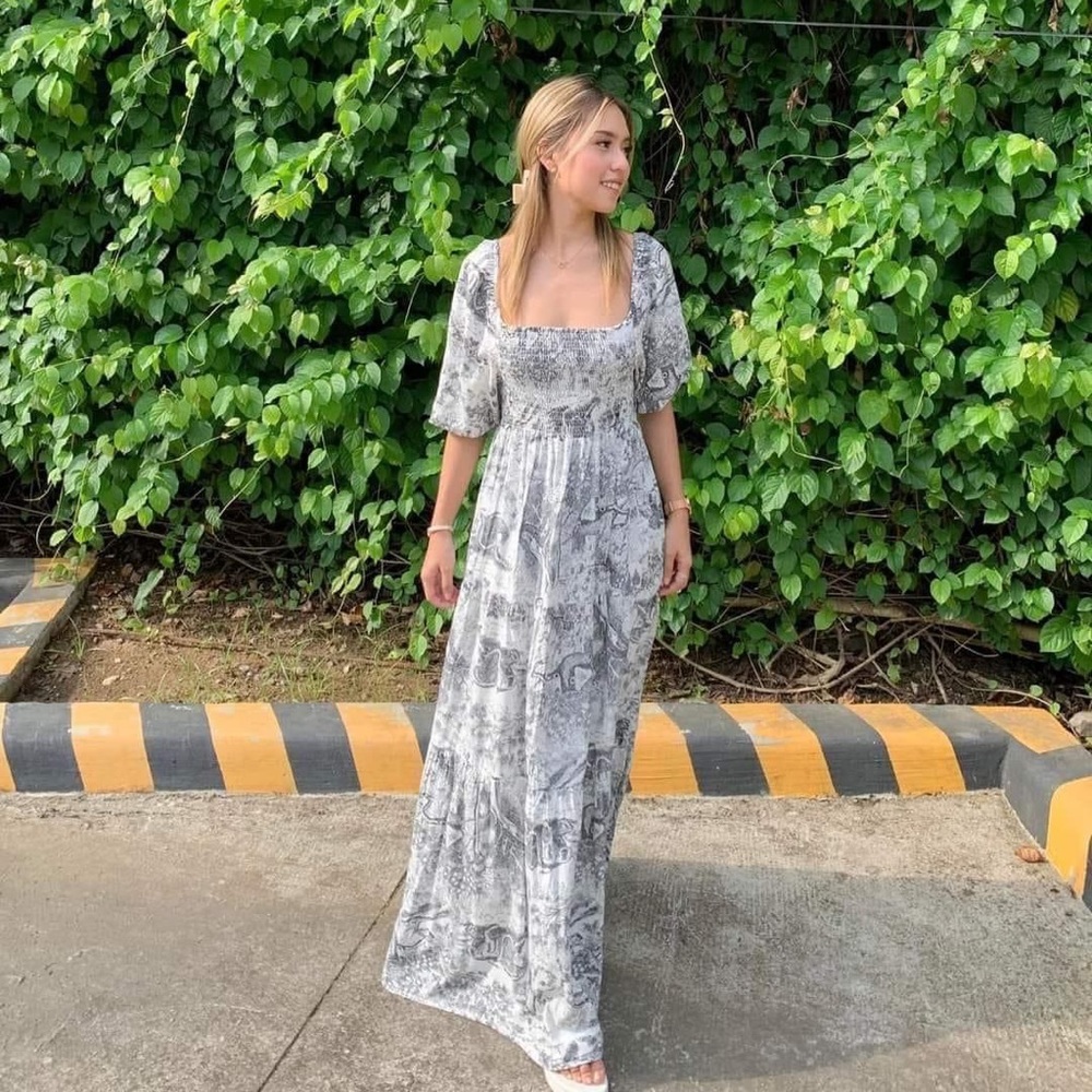 maxi dress fits to small to medium
stretchable brand new